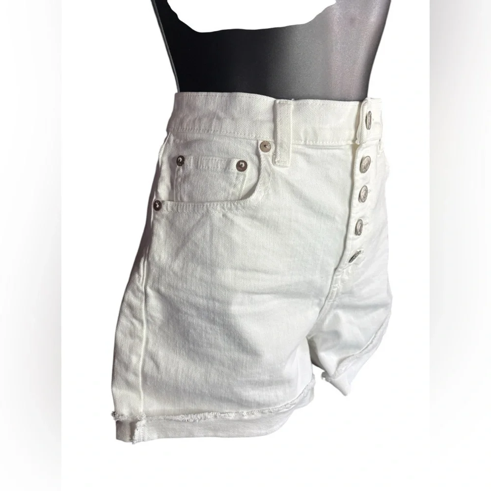 GAP women’s 4” short high rise white denim sz 27/4R preloved